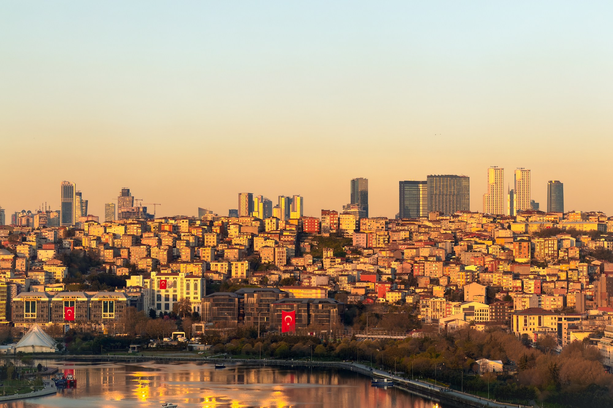 Panorámica de Estambul al atardecer con el agua en primer plano · iPhone 17 Pro