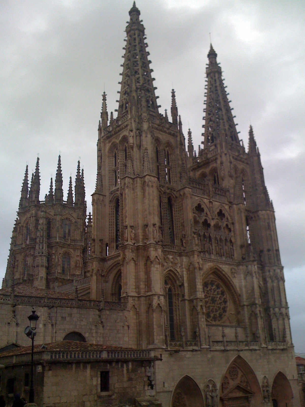 Fachada de una catedral fotografiada con el iPhone 3G · iPhone 3G