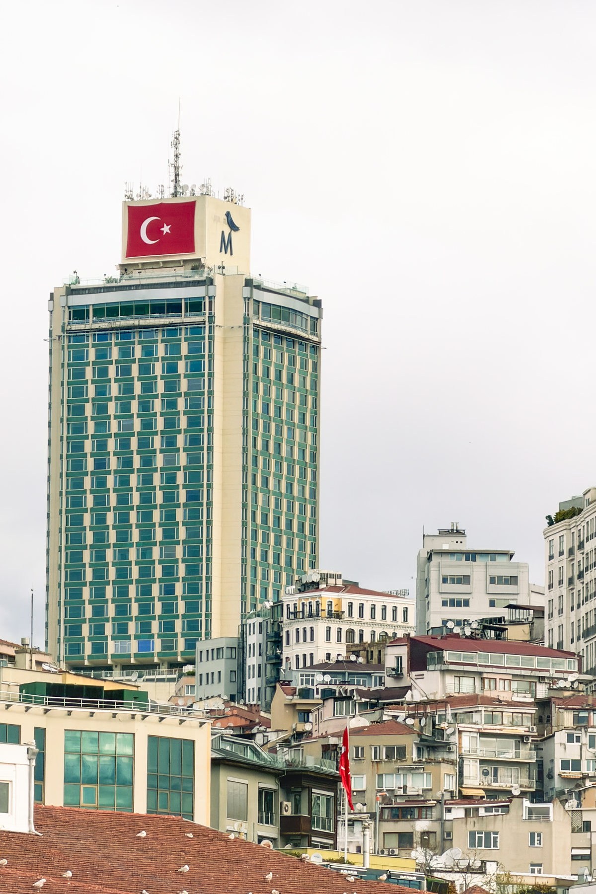 Edificio de Estambul coronado por una bandera turca · iPhone 17 Pro