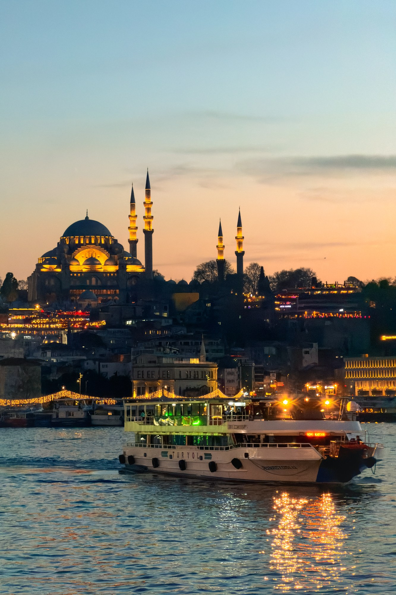 Mezquita y embarcaciones de Estambul al caer la noche · iPhone 17 Pro