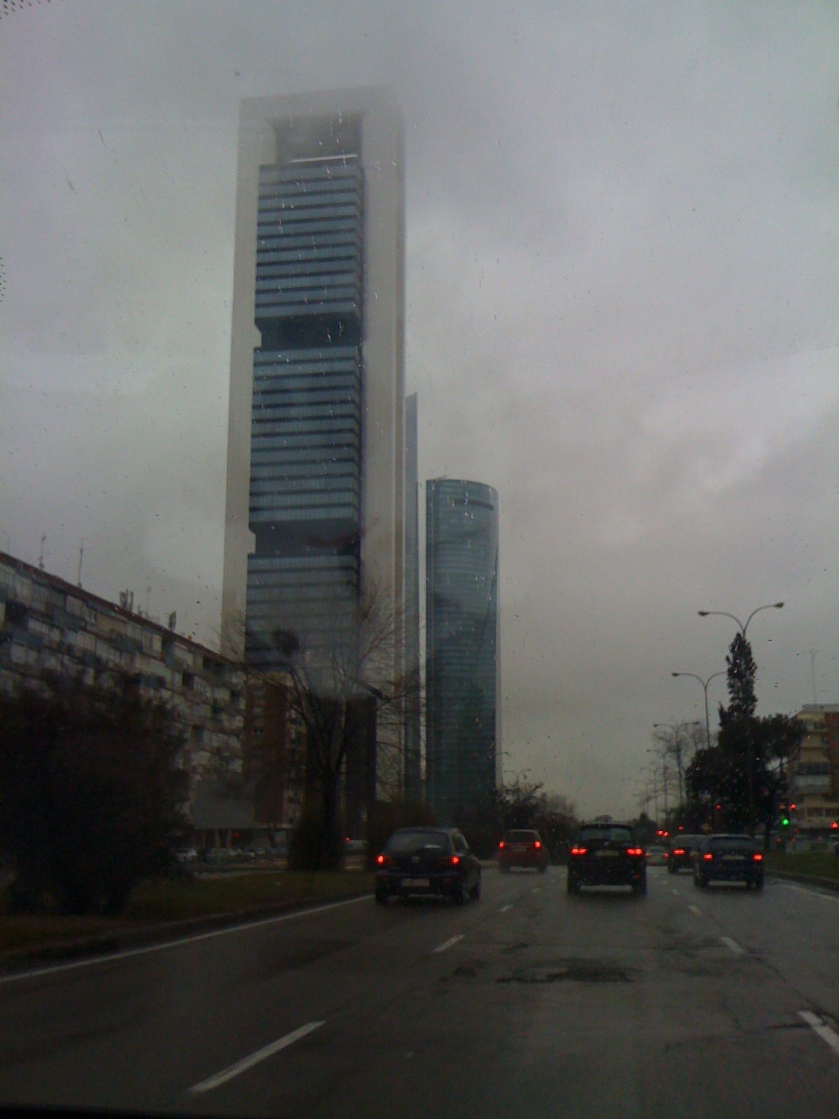 Rascacielos de Madrid bajo un cielo cubierto · iPhone 3G