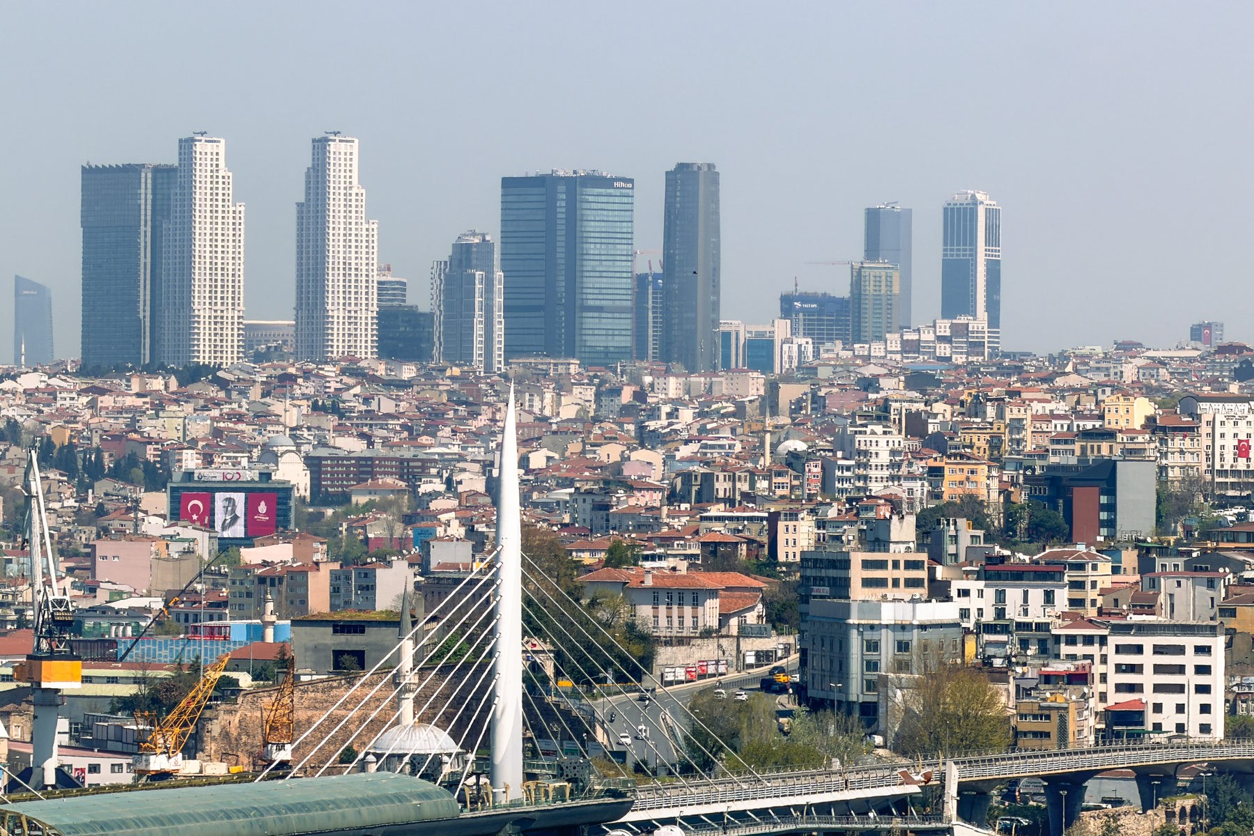 Puente y edificios de Estambul vistos con un encuadre largo · iPhone 17 Pro