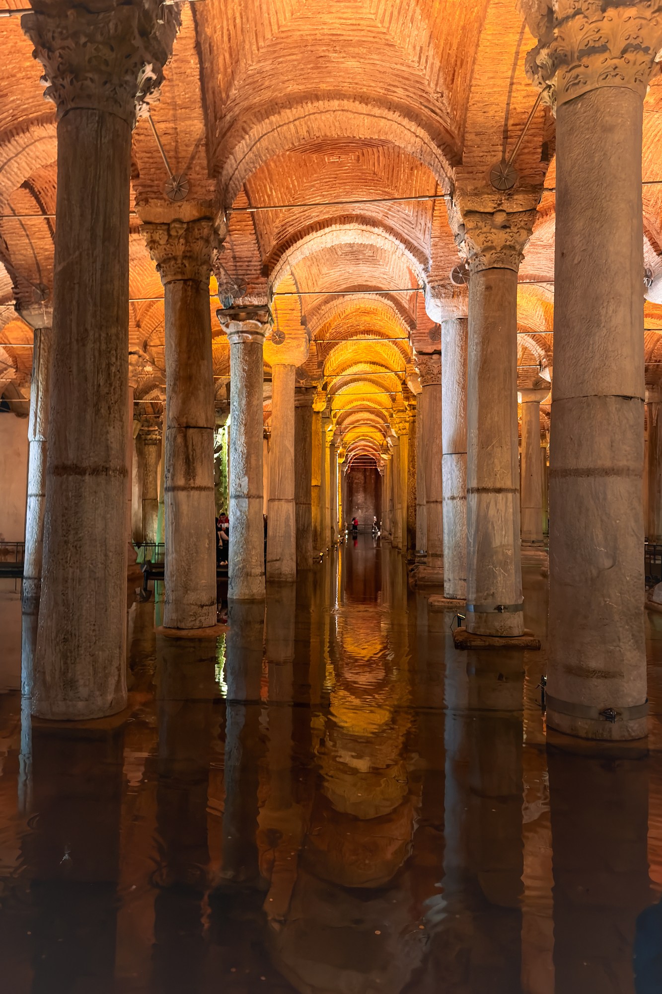 Columnas iluminadas y reflejos en la Cisterna Basílica · iPhone 17 Pro